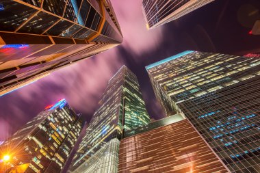 Singapur 'da gece saatlerinde gökdelenler