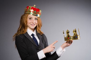 Komik bir konseptte kraliçe iş kadını