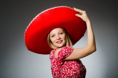 Kırmızı şapkalı güzel bir kadın.