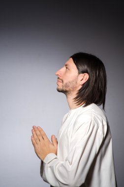 Dini inançları olan bir rahip.