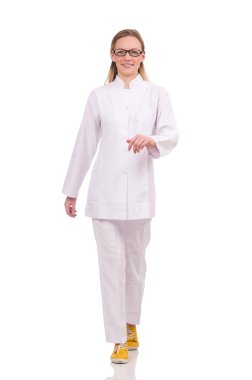 Kadın doktor beyazları izole etti.