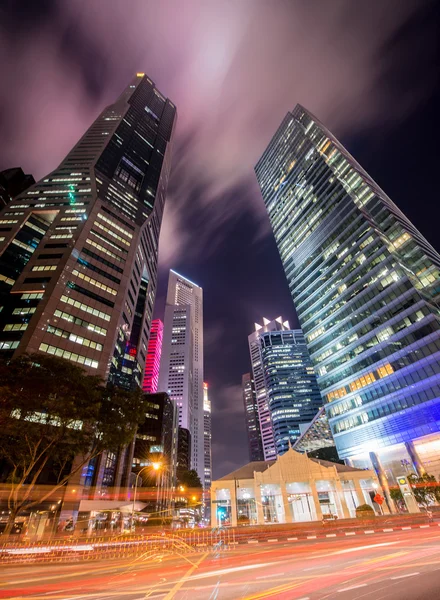Skysrapers in Singapore during night hours — Stock Photo, Image