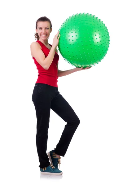 Junge Frau trainiert mit Schweizer Ball — Stockfoto