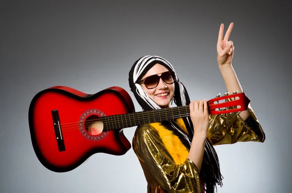 Guitarrista com instrumento vermelho — Fotografia de Stock