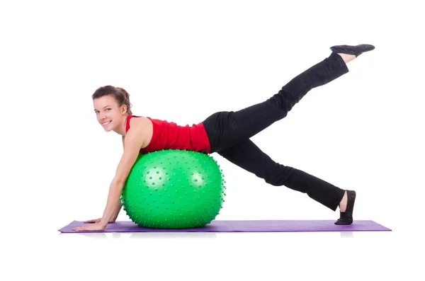 Mujer joven haciendo ejercicio con pelota suiza — Foto de Stock