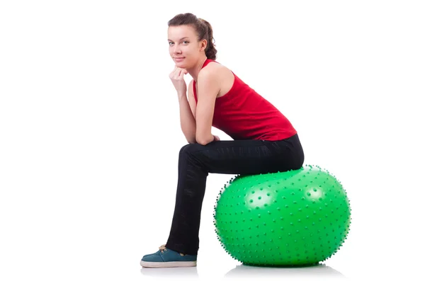 Junge Frau trainiert mit Schweizer Ball — Stockfoto