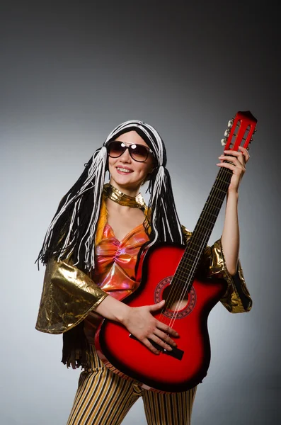 Guitarrista con instrumento rojo — Foto de Stock