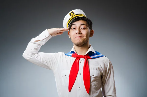 Capitão marinheiro engraçado usando chapéu — Fotografia de Stock