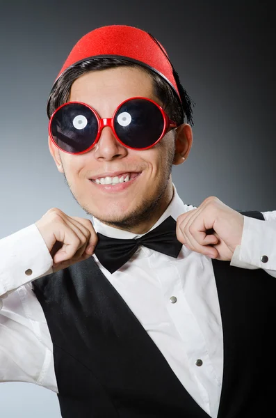 Homem usando chapéu turco tradicional fez — Fotografia de Stock