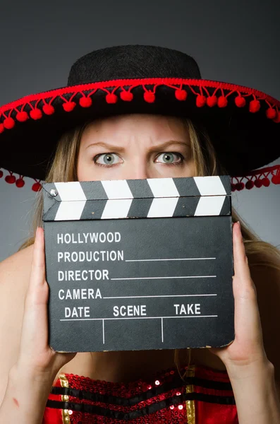 Rolig mexikansk kvinna med sombrero och film clapboard — Stockfoto