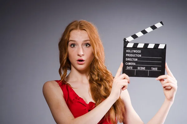 Femme en robe rouge avec plateau de cinéma — Photo