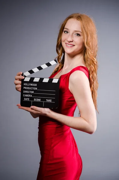 Femme en robe rouge avec plateau de cinéma — Photo