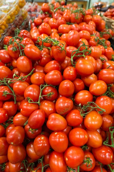 与大量的西红柿市场摊位 — 图库照片