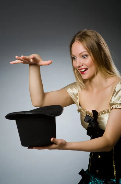 Femme magicienne avec baguette magique et chapeau — Photo