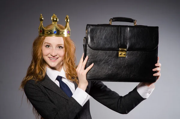 Королева бизнесвумен в смешной концепции — стоковое фото