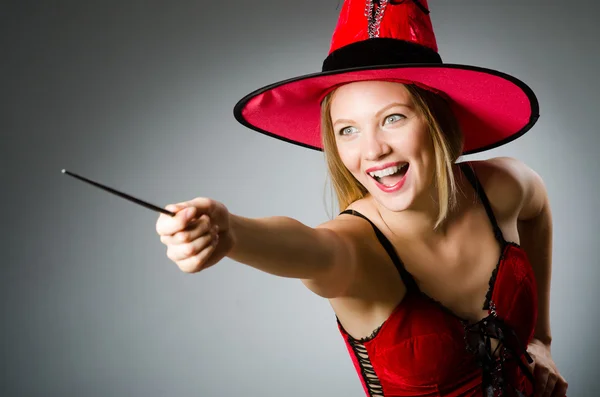 Mulher mágico fazendo seus truques com varinha — Fotografia de Stock