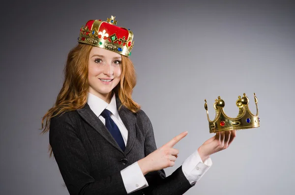 Drottning affärskvinna i roligt koncept — Stockfoto