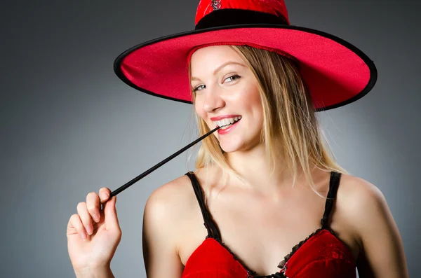 Femme magicienne faisant ses tours avec baguette — Photo