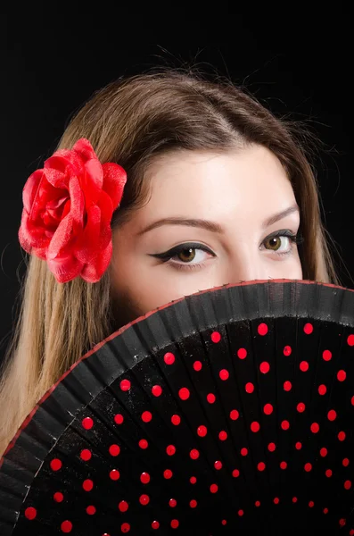 Gyönyörű fiatal nő virággal és ventillátorral — Stock Fotó