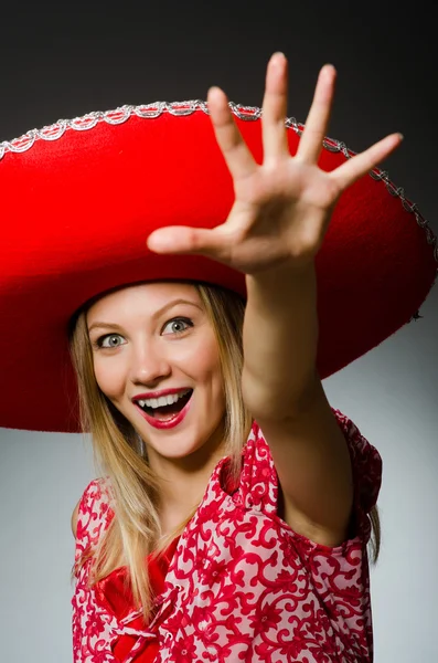 Frau trägt schönen roten Sombrero — Stockfoto