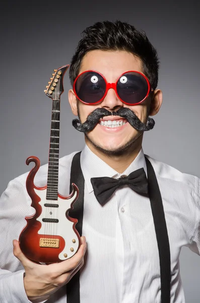 Uomo divertente con mini chitarra — Foto Stock