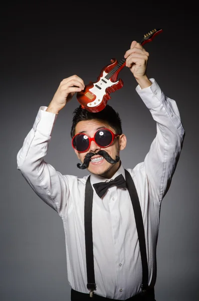 Hombre divertido con mini guitarra —  Fotos de Stock