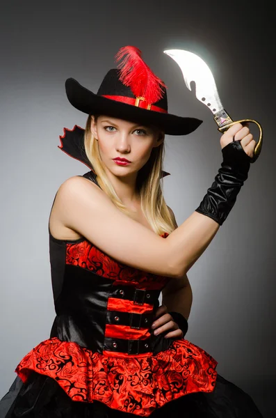 Vrouwelijke piraat met scherp mes — Stockfoto