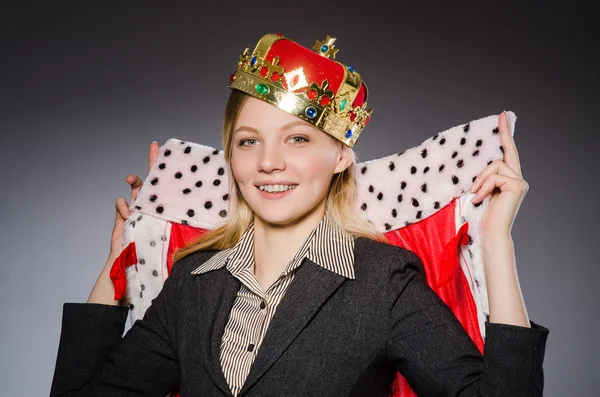 Mujer reina mujer de negocios en concepto divertido —  Fotos de Stock