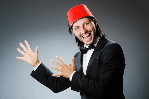 头戴传统土耳其帽，穿着传统土耳其服装的男人 — 图库照片