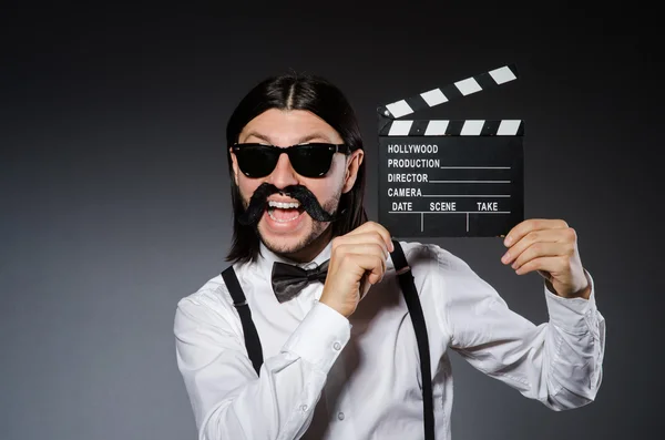 Engraçado homem com filme clapboard — Fotografia de Stock