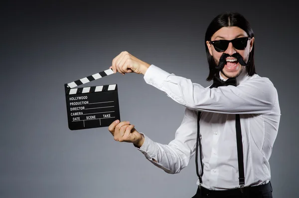 Uomo divertente con clapboard film — Foto Stock