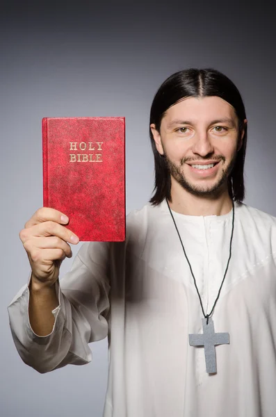 Sacerdote uomo nel concetto religioso — Foto Stock