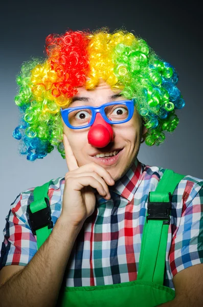 Buffo clown contro il buio sfondo — Foto Stock