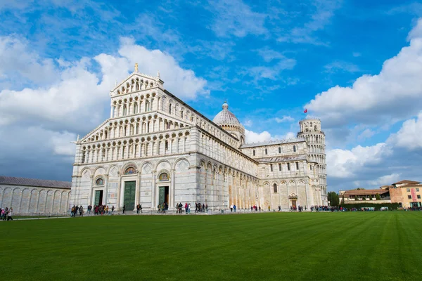 Berömt lutande torn i Pisa under sommardagen — Stockfoto