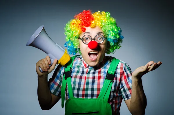 Clown met luidspreker tegen gordijn — Stockfoto