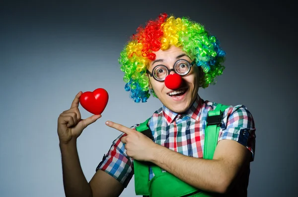 Клоун с красным сердцем в романтической концепции — стоковое фото