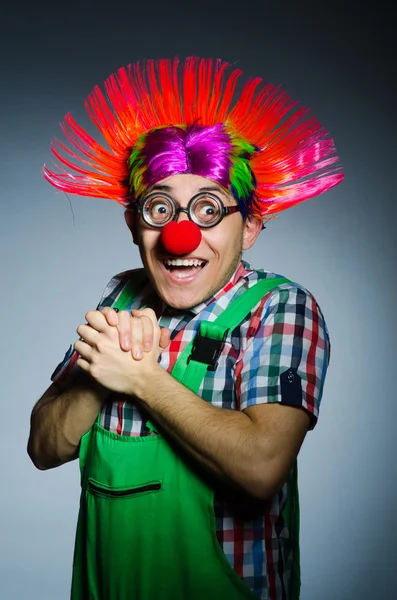 Смешной клоун на сером фоне — стоковое фото