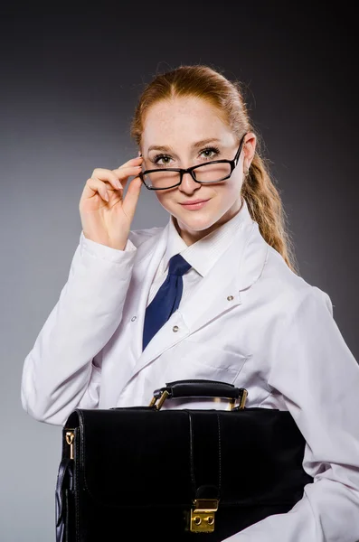 Kvinna läkare i medicinska begrepp — Stockfoto