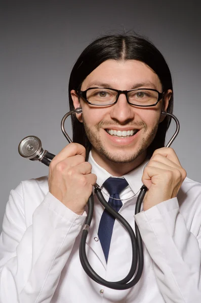 Jovem médico com estetoscópio no conceito médico — Fotografia de Stock