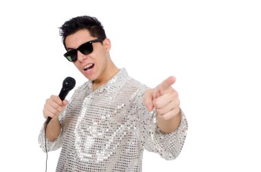 Mikrofonu olan adam beyazda izole.