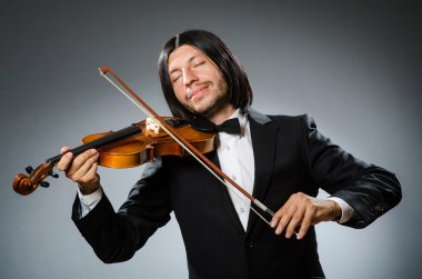Müzisyen konseptinde keman çalan adam