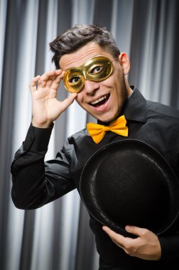 Tiyatro maskesiyle komik bir kavram.