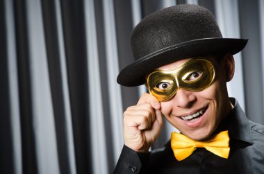 Tiyatro maskesiyle komik bir kavram.