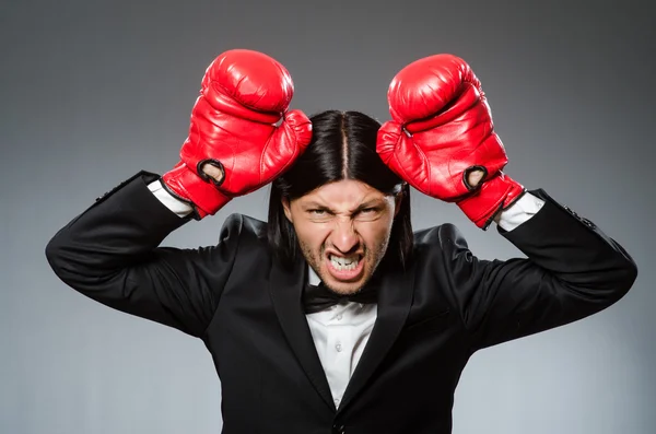 Muž podnikatel s Boxerské rukavice — Stock fotografie