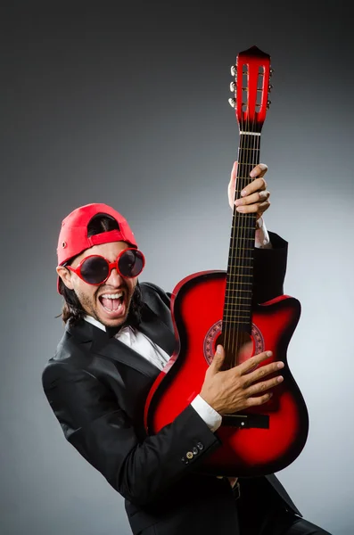 Zabawny gitarzysta w studio — Zdjęcie stockowe