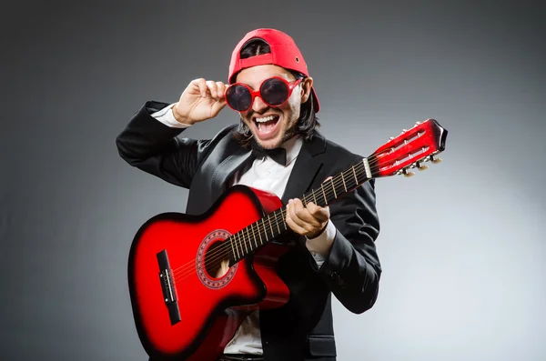 Guitarrista engraçado em estúdio — Fotografia de Stock