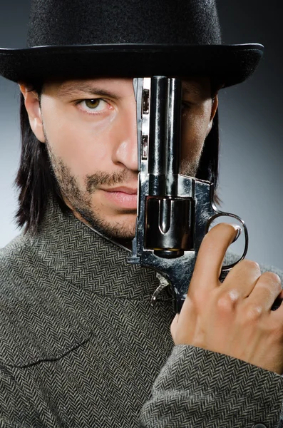 Man med pistol och vintage hatt — Stockfoto