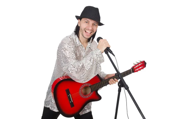 Mann spielt Gitarre und singt isoliert auf weißem Grund — Stockfoto