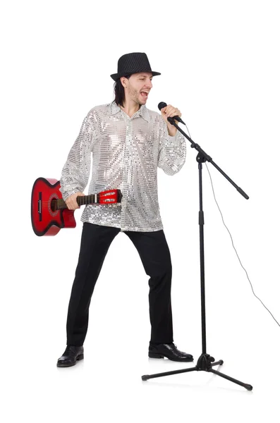 Gitar çalan ve bembeyaz şarkı söyleyen adam — Stok fotoğraf