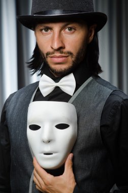 Tiyatro maskesiyle komik bir kavram.